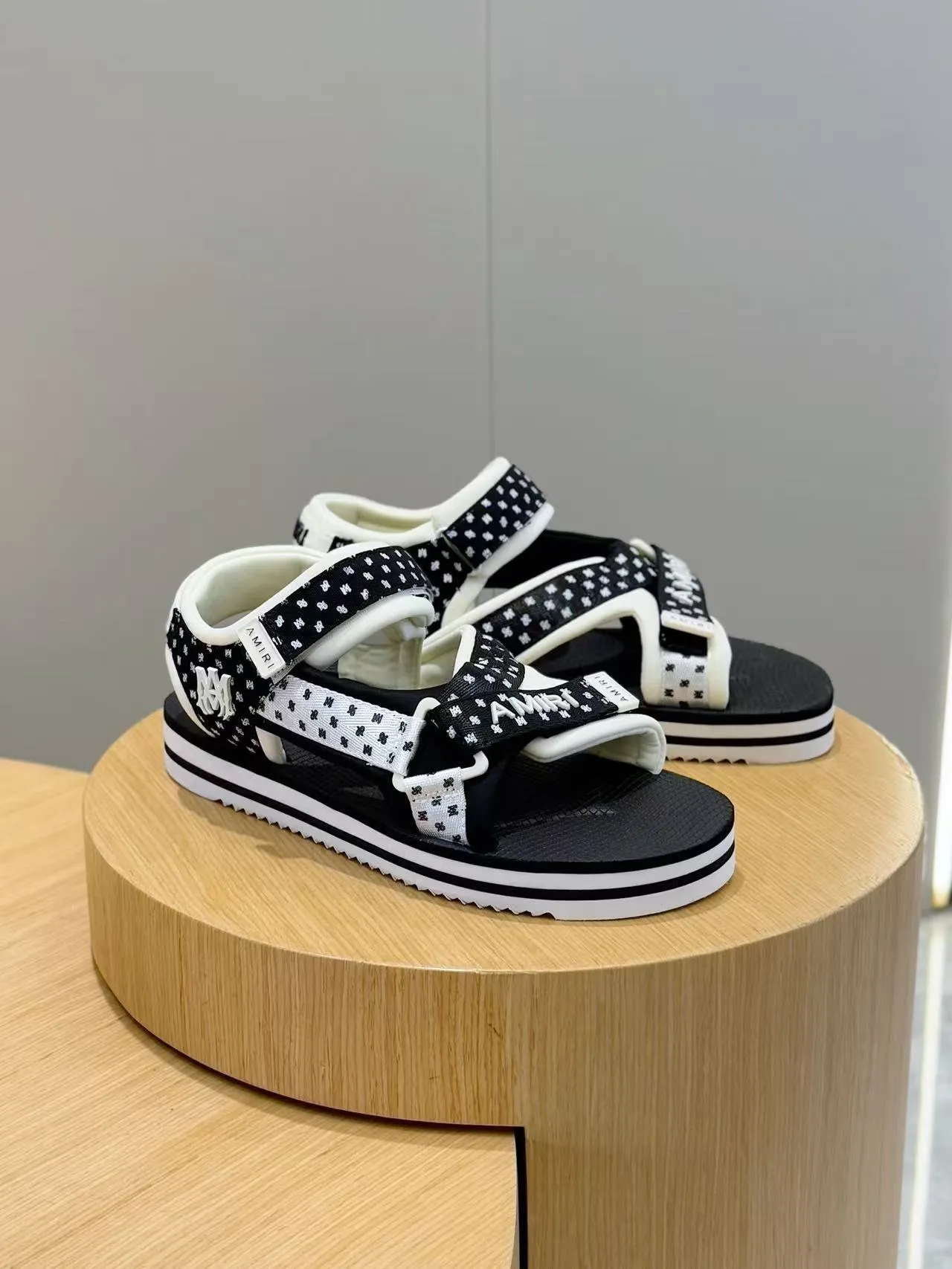 [AMIRI*AMIRI] P:500💰 Size: 39-45 Official website new original version 1:1 AMIRI*AMIRI classic men's sandals, high-end boutique, original material, TPU foam bottom, fine workmanship, casual, loose and comfortable, a must-have in summer.